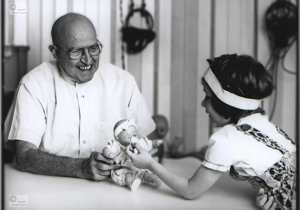 Alfred Tomatis avec une jeune patiente, au cabinet de l'orthophoniste Guy Baleydier à Montbrison, années 1990